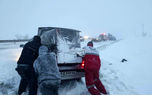 به گزارش رکنا، نمایی از بارش برف و کولاک شدید امشب در گردنه خان شهر بانه...
